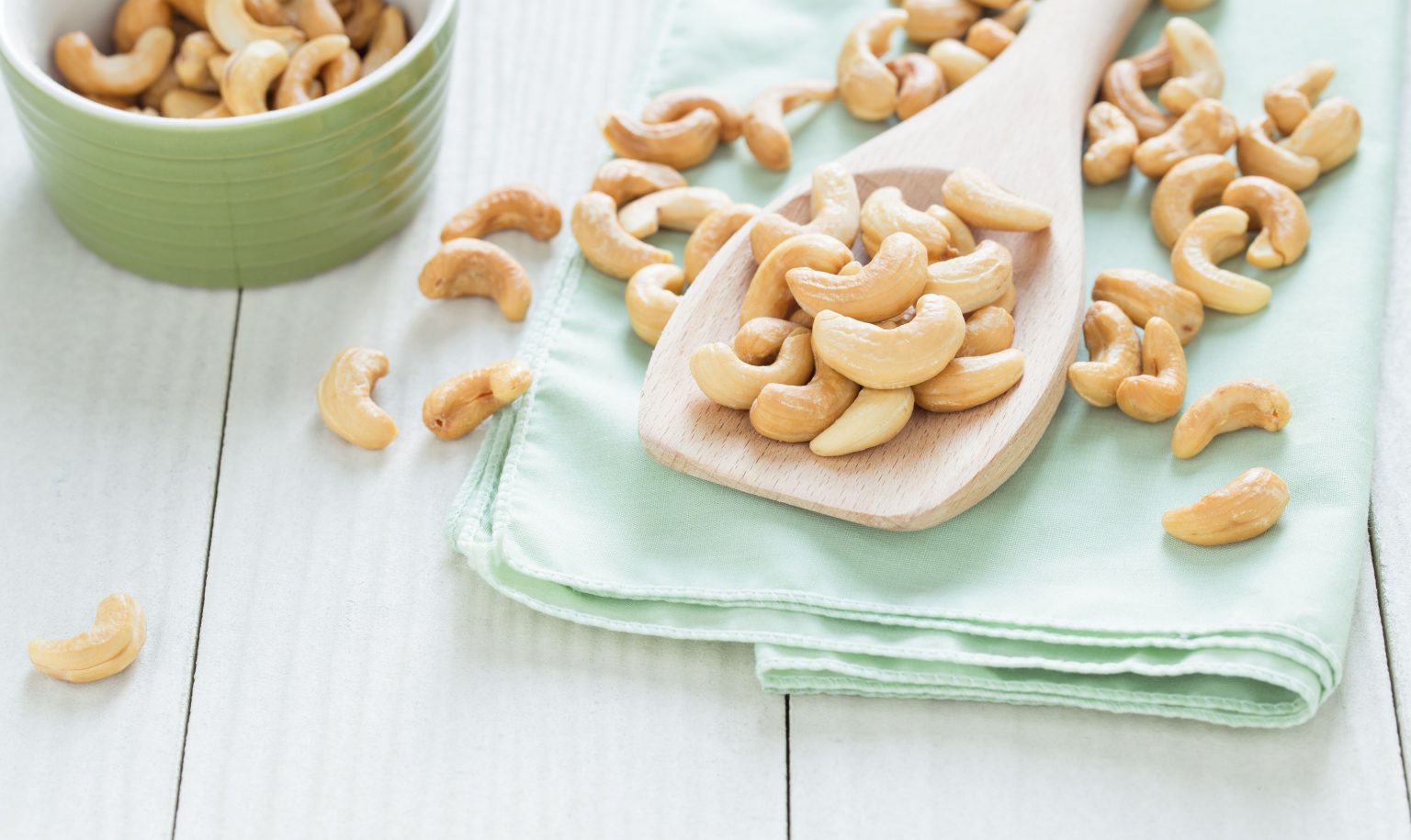 Theo nghiên cứu khóa học, trung bình trong 100g hạt điều chứa lượng calo 553 kcal Theo nghiên cứu khóa học, trung bình trong 100g hạt điều chứa lượng calo 553 kcal